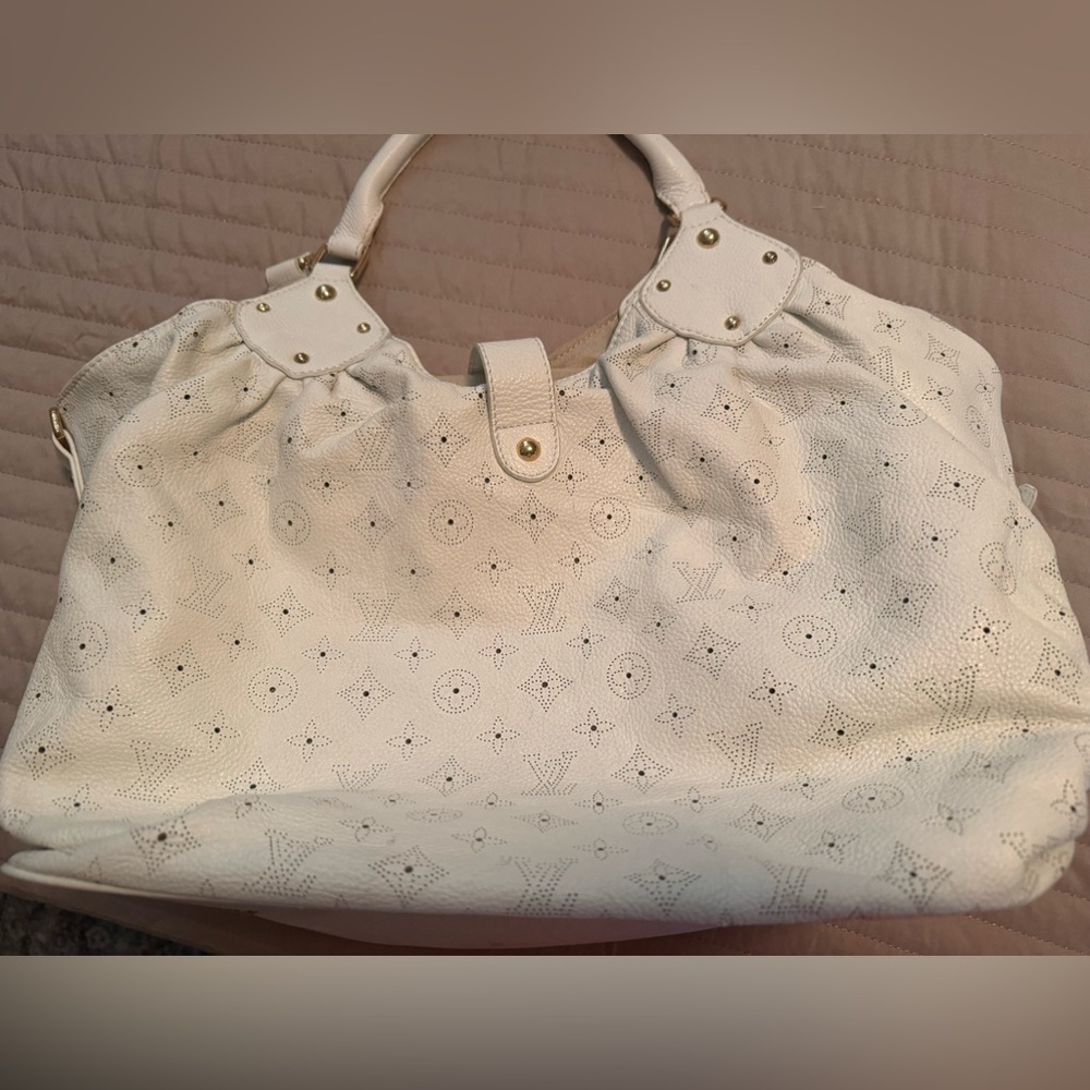 JUST IN TIME FOR CHRISTMAS 🎄 
Almost PRISTINE Louis Vuitton Mahina XL White - Picture 9 of 13